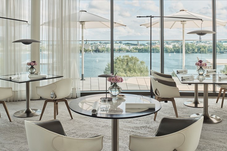 Modernes Lakeside Restaurant im The Fontenay Hamburg mit Blick auf die Alster, exklusive Hochzeitslocation für ein stilvolles Tiny Wedding mit elegantem Ambiente und besonderem kulinarischen Erlebnis, Hochzeitsplanung in Hamburg, Bremen, Hannover und Niedersachsen, von Aspern Weddings, Sophia von Aspern