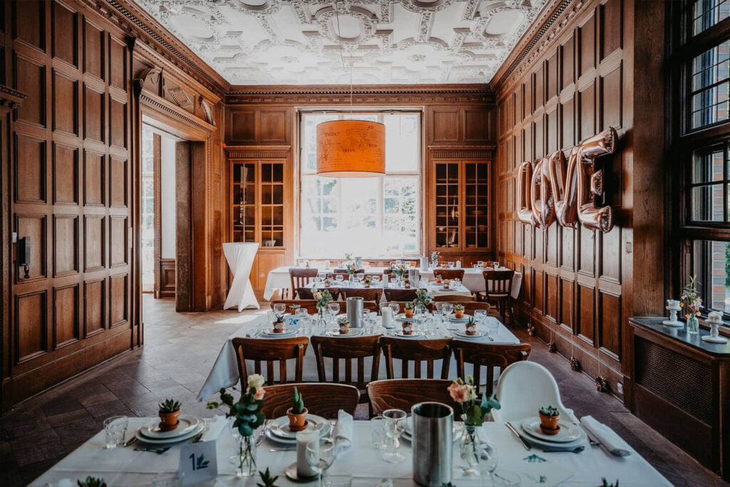 Stilvolle Bibliothek der Villa Mignon in Hamburg als intime Hochzeitslocation für ein Tiny Wedding mit bis zu 25 Gästen, elegante Atmosphäre mit historischen Details und exklusivem Charme, Hochzeitsplanung in Hamburg, Bremen, Hannover und Niedersachsen, von Aspern Weddings, Sophia von Aspern