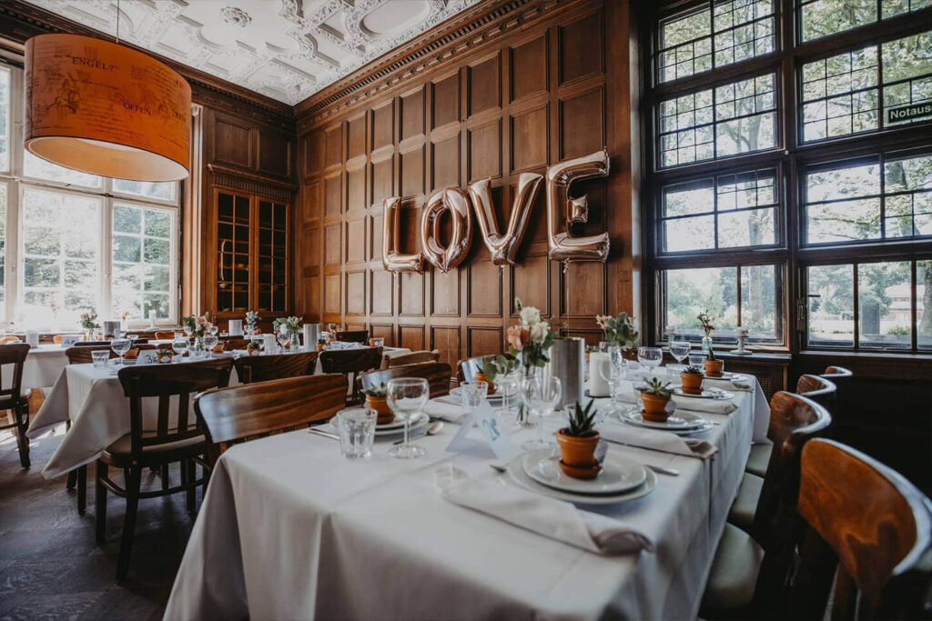 Stilvoll dekorierte Tische in der Bibliothek der Villa Mignon in Hamburg als exklusive Hochzeitslocation für ein Tiny Wedding mit bis zu 25 Gästen, elegante Tischgestaltung in historischem Ambiente, Hochzeitsplanung in Hamburg, Bremen, Hannover und Niedersachsen, von Aspern Weddings, Sophia von Aspern