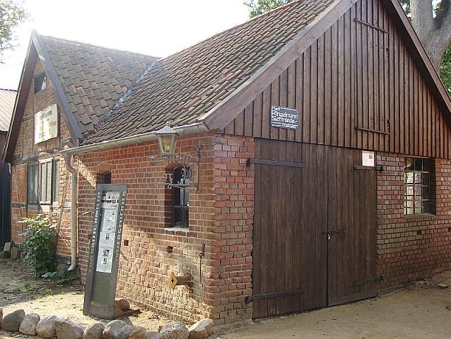 Außenansicht der Alten Schmiede in Südergellersen als charmantes Standesamt in der Nähe von Lüneburg, eingebettet in die Hochzeitsplanung in Hamburg, Bremen, Hannover und Niedersachsen.
