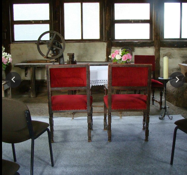 Traustelle mit Bestuhlung in der Alten Schmiede Südergellersen als stilvolles Standesamt in der Nähe von Lüneburg für Hochzeitsplanung in Hamburg, Bremen, Hannover und Niedersachsen durch von Aspern Weddings.