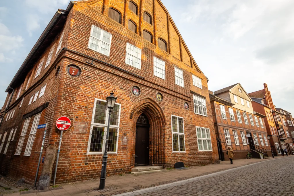 Außenansicht des Brömehaus Lüneburg als standesamtliche Außenstelle, stilvolle Traulocation in Niedersachsen für exklusive Hochzeitsplanung in Hamburg, Bremen, Hannover und Umgebung durch von Aspern Weddings.