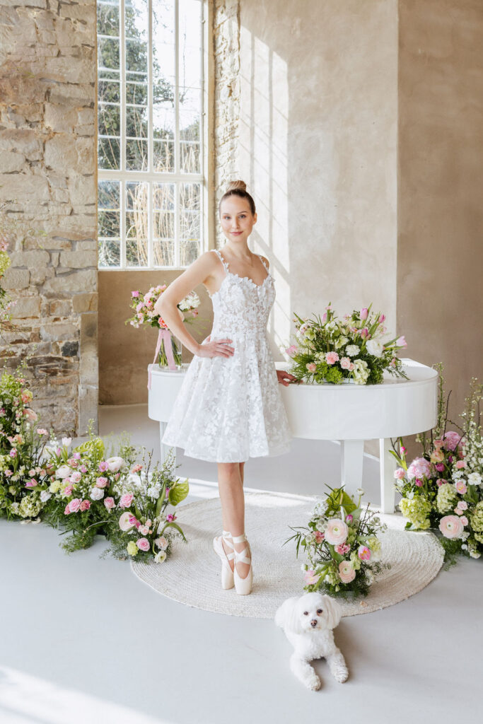 Ballerina vor einem Piano in einem hochwertigen Trauungssetup in der Orangerie von Gut Ostenwalde. Stilvolle Hochzeitsplanung in Niedersachsen mit eleganter Livemusik und exklusivem Design für Hochzeiten in Hamburg, Bremen und Hannover. Von Aspern Weddings schafft emotionale Hochzeitsmomente mit besonderer Atmosphäre.