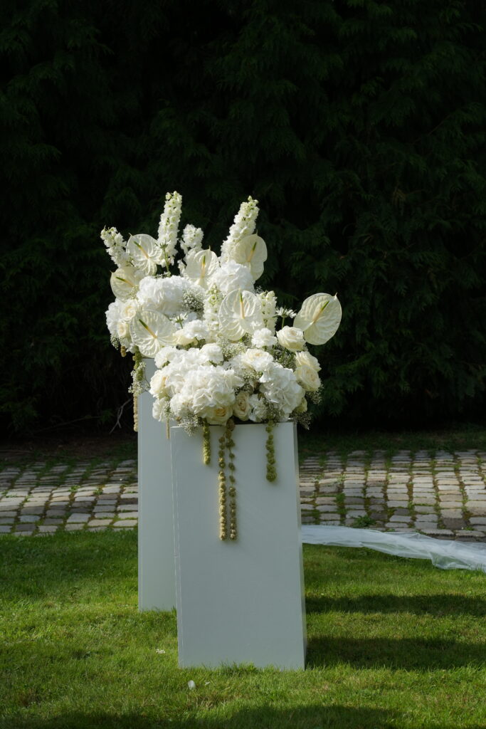 Zwei elegante Blumensäulen als Dekoration für eine freie Trauung im Schloss Ovelgönne. Begleitet von Sophia von Aspern als Zeremonienmeisterin von von Aspern Weddings. Hochzeitsplanung in Hamburg, Bremen, Hannover und Niedersachsen.
