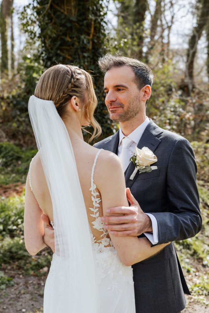 Brautpaar Gesa und Timo beim emotionalen First Look im Außenbereich des Hotel Gut Altona. Ein besonderer Moment kurz vor der Trauung in stilvoller Atmosphäre. Sophia von Aspern, Hochzeitsplanung, Hamburg, Bremen, Hannover, Niedersachsen, von Aspern Weddings.