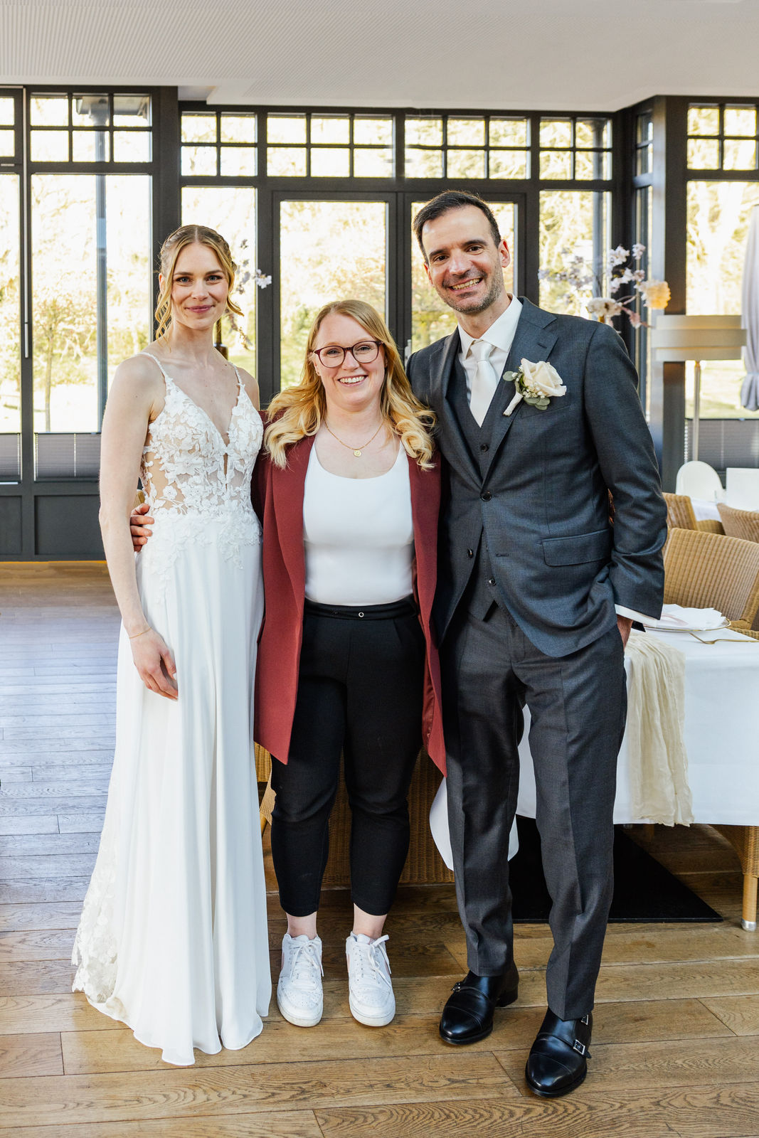 Brautpaar Gesa und Timo gemeinsam mit Hochzeitsplanerin Sophia von Aspern in der Hochzeitslocation Hotel Gut Altona, begleitet durch von Aspern Weddings mit Hochzeitsplanung in Hamburg, Hannover, Bremen und Niedersachsen.