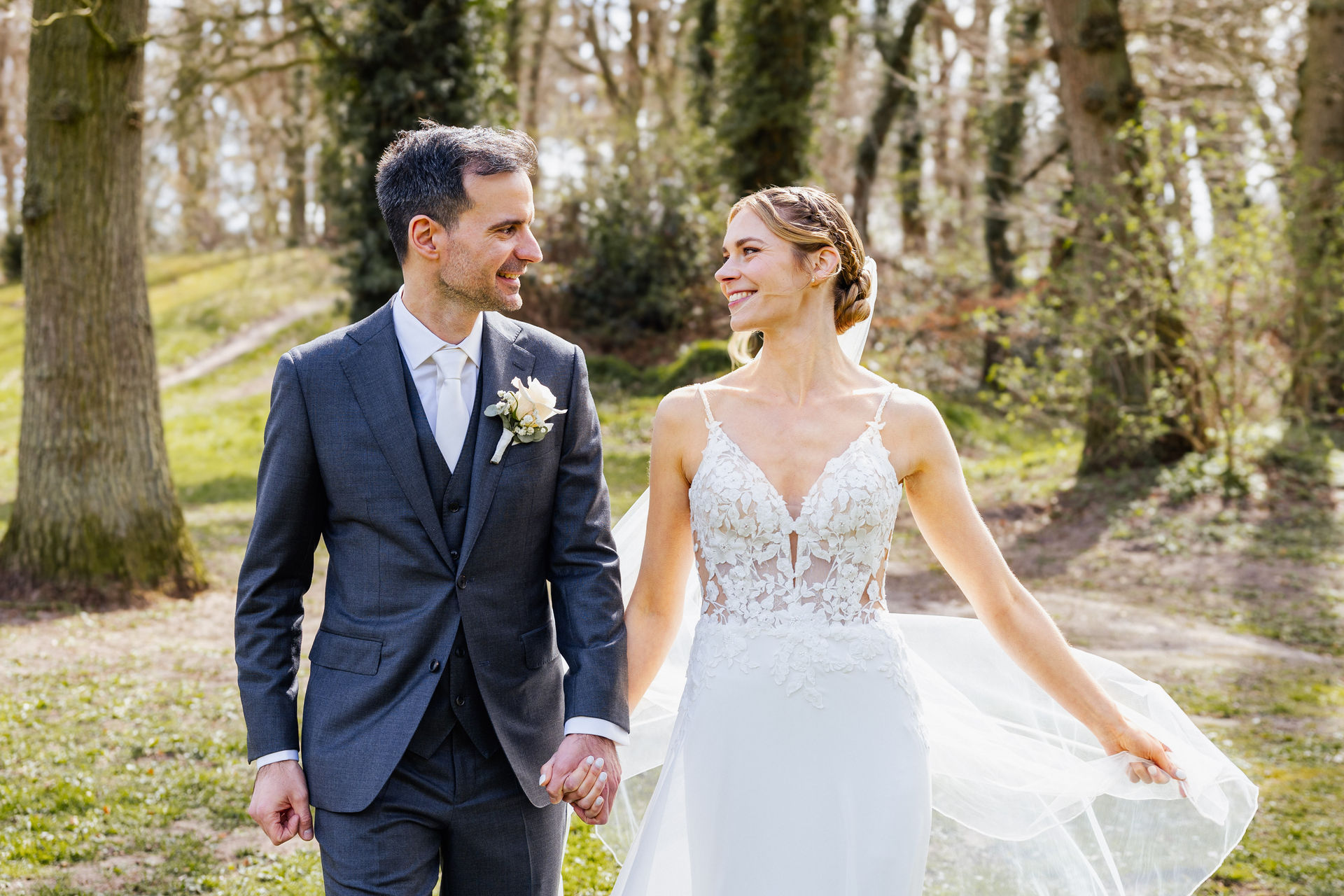 Brautpaar bei der Hochzeit im Hotel Gut Altona, begleitet durch die Hochzeitsplanung von von Aspern Weddings in Hamburg, Bremen, Hannover und Niedersachsen.