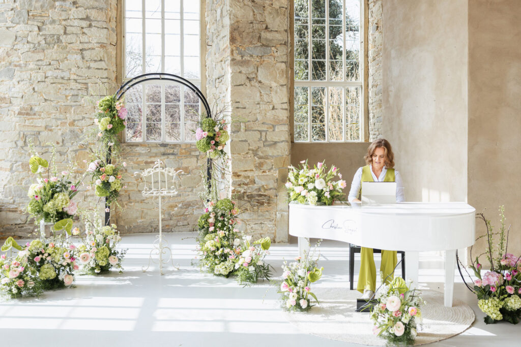 Stilvolle freie Trauung mit Pianistin, Piano und modernem Soundsetup in der Orangerie von Gut Ostenwalde. Elegante Hochzeitsplanung in Niedersachsen mit emotionaler Livemusik für exklusive Hochzeiten in Hamburg, Bremen und Hannover. Sophia von Aspern von Aspern Weddings begleitet hochwertige Hochzeitskonzepte mit Fokus auf Atmosphäre und besondere Momente.