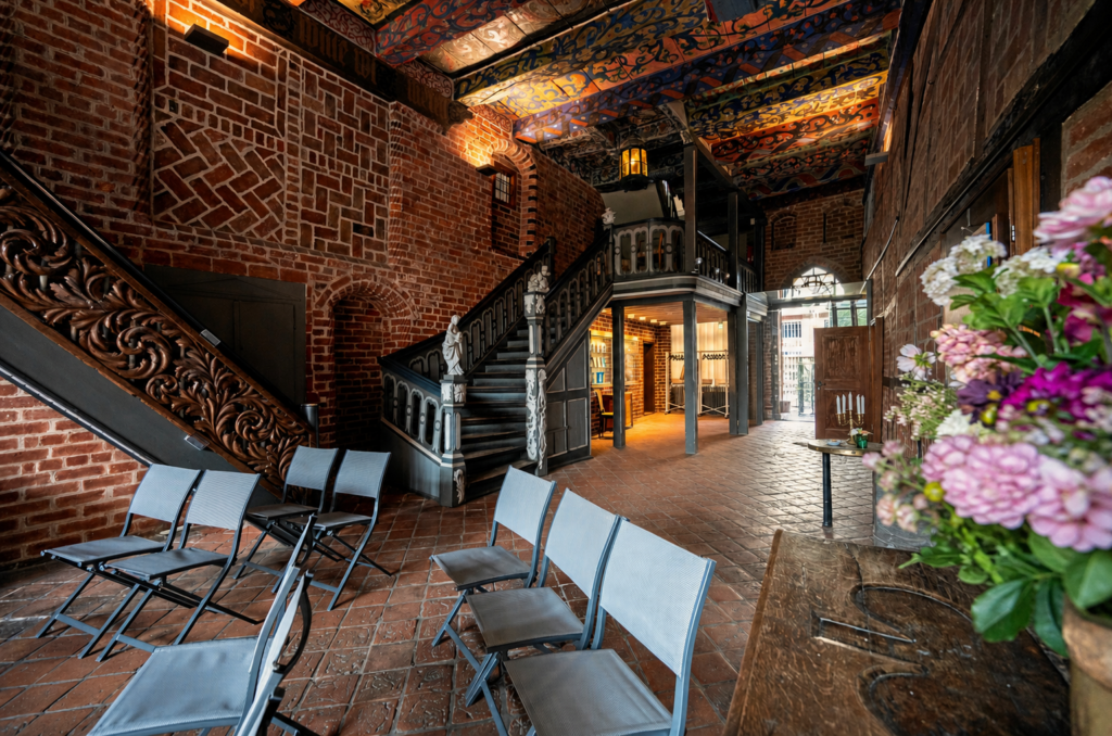Trauungssetup im Brömehaus Lüneburg mit stilvollen Stühlen und floraler Dekoration als Standesamt Außenstelle, passend für exklusive Hochzeitsplanung in Hamburg, Bremen, Hannover und Niedersachsen durch von Aspern Weddings.