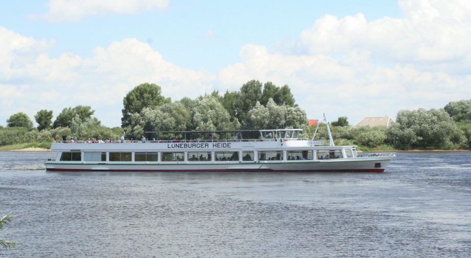 Fahrgastschiff in der Lüneburger Heide als besondere Kulisse für eine standesamtliche Trauung auf der Elbe, stilvoll umgesetzt in der Hochzeitsplanung in Hamburg, Bremen, Hannover und Niedersachsen durch von Aspern Weddings.