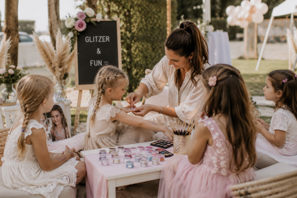Kinder werden bei einer Hochzeit liebevoll betreut und bekommen Glitzer Tattoos als besonderes Highlight. Kreative Kinderangebote und professionelle Betreuung sind bei der Hochzeitsplanung in Hamburg, Bremen, Hannover und Niedersachsen eine tolle Ergänzung für Familien.