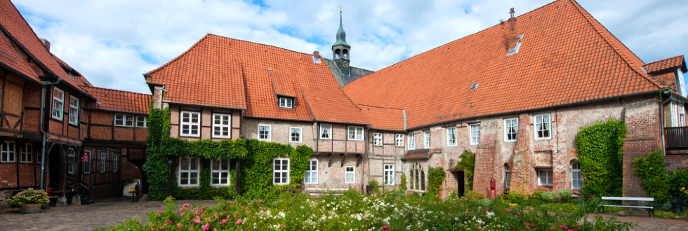 Außenansicht des Klosters Lüne als standesamtliche Außenstelle in Lüneburg, historische Traulocation für stilvolle Hochzeitsplanung in Hamburg, Bremen, Hannover und Niedersachsen durch von Aspern Weddings.