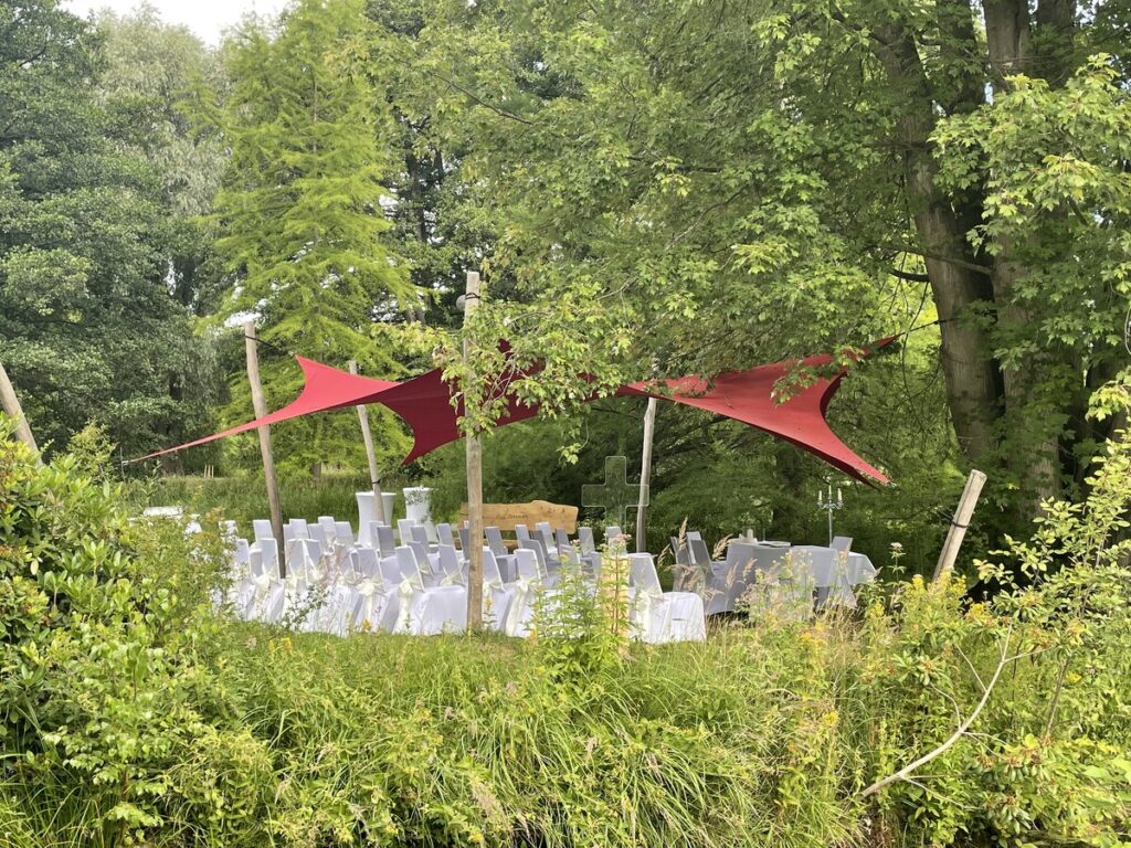 Standesamtliche Trauung im Kurpark Bad Bevensen unter Sonnensegel, eine stilvolle Traustelle in der Nähe von Lüneburg für Hochzeitsplanung in Niedersachsen mit Fokus auf Hamburg, Bremen und Hannover.