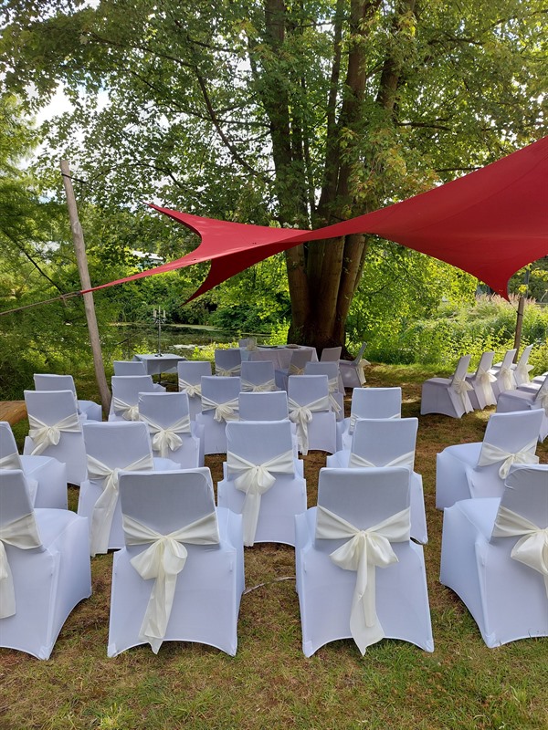 Standesamtliche Trauung im Kurpark Bad Bevensen unter einem eleganten Sonnensegel, stilvolle Traustelle in der Nähe von Lüneburg für exklusive Hochzeitsplanung in Hamburg, Bremen, Hannover und Niedersachsen durch von Aspern Weddings.