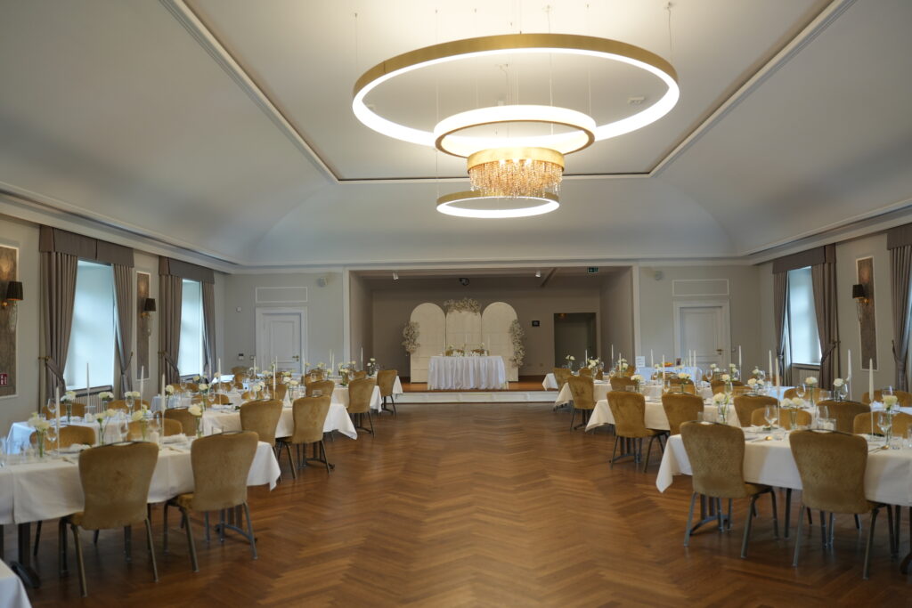 Eleganter Hochzeitssaal im Schloss Ovelgönne mit stilvollem Ambiente für exklusive Hochzeiten und freie Trauungen in Niedersachsen. Hochzeitslocation nahe Hamburg, Bremen und Hannover für hochwertige Hochzeitsplanung.