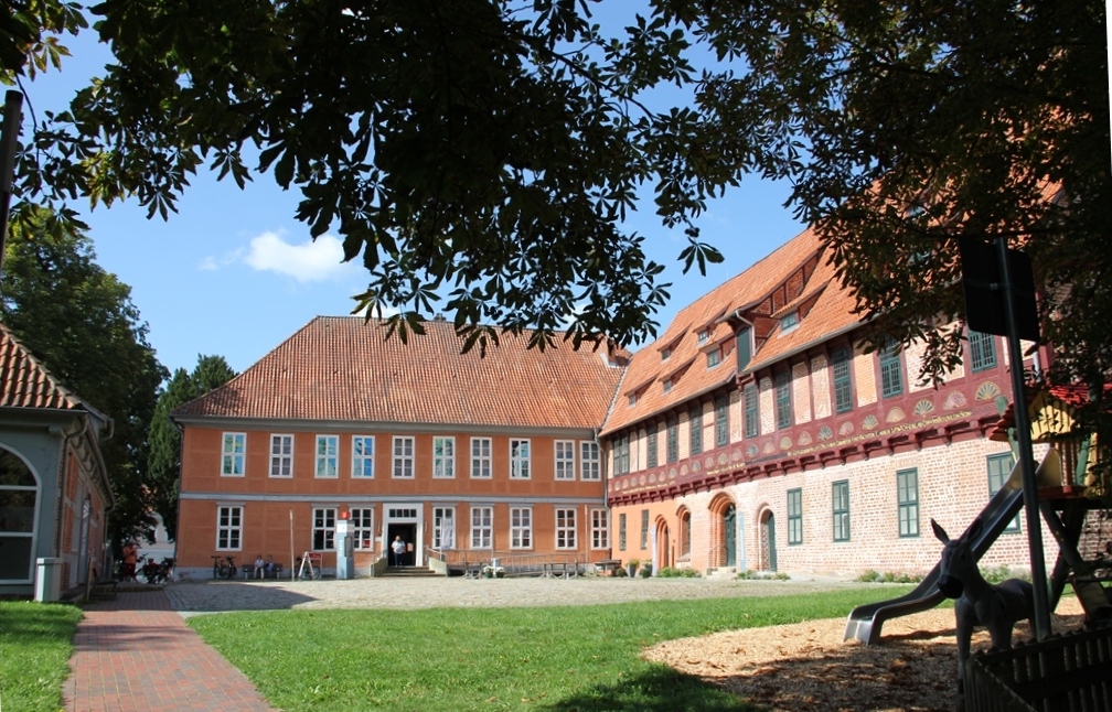 Schloss Bleckede als elegante Standesamt Außenstelle nahe Lüneburg, eine stilvolle Traulocation für exklusive Hochzeitsplanung in Hamburg, Bremen, Hannover und Niedersachsen durch von Aspern Weddings.