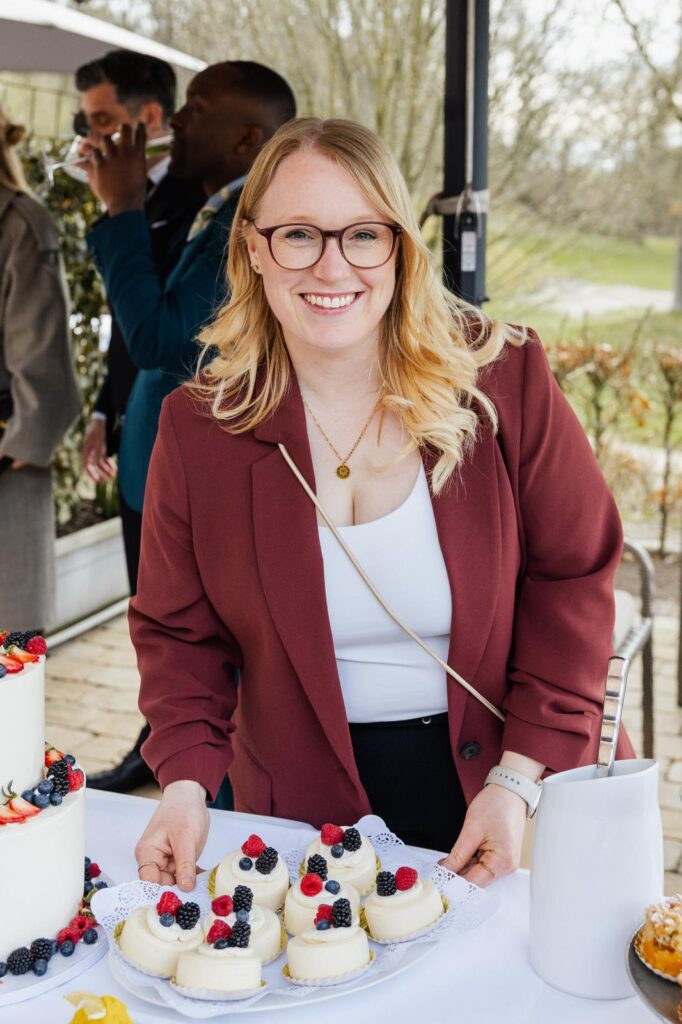 Sophia von Aspern als Hochzeitsplanerin in Bremen beim stilvollen Kuchenbuffet einer Hochzeit, geplant von von Aspern Weddings mit Hochzeitsplanung in Hamburg, Hannover und Bremen.