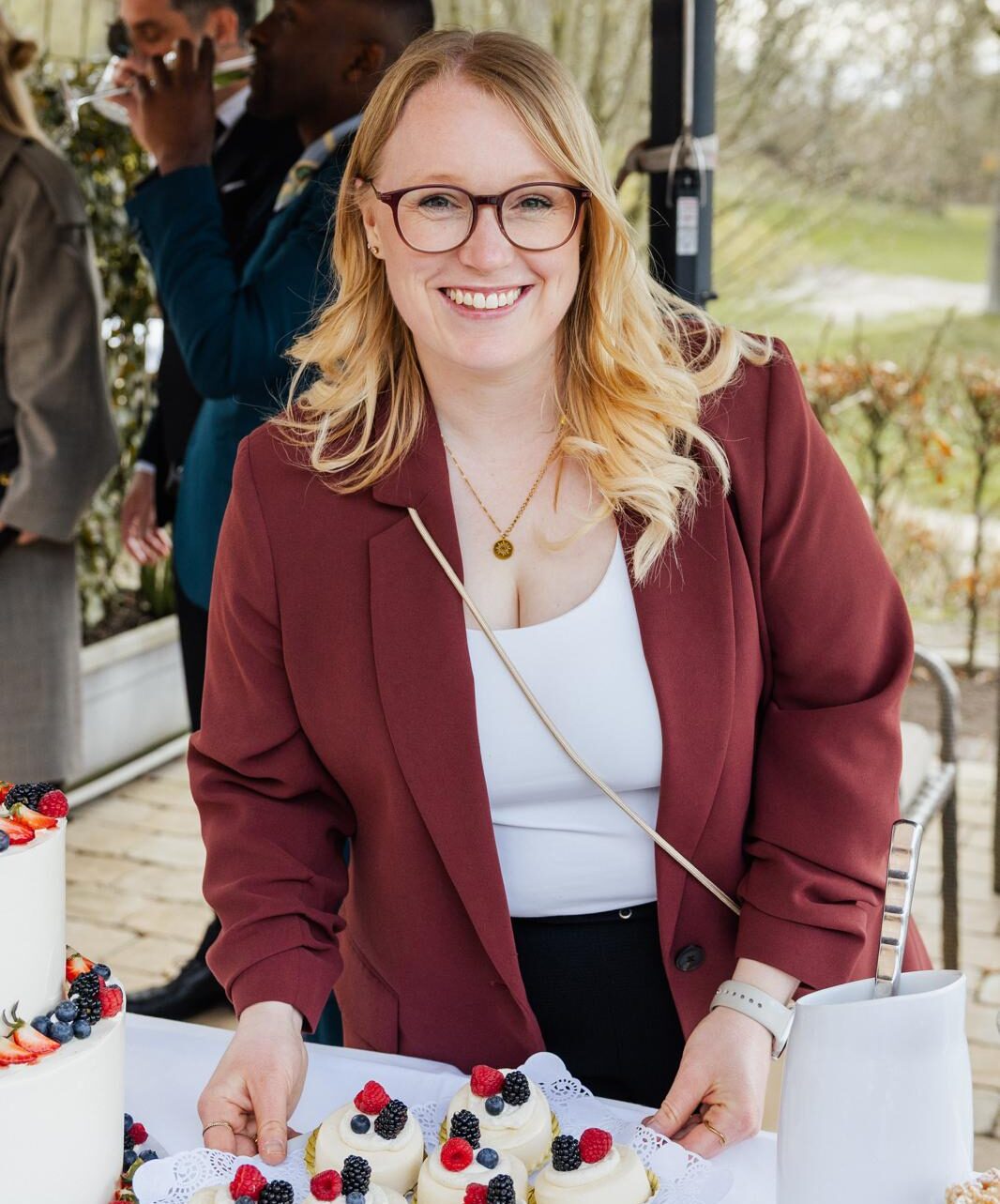 Sophia von Aspern als Hochzeitsplanerin beim stilvollen Kuchenbuffet einer Hochzeit, geplant von von Aspern Weddings mit Hochzeitsplanung in Hamburg, Hannover und Bremen.