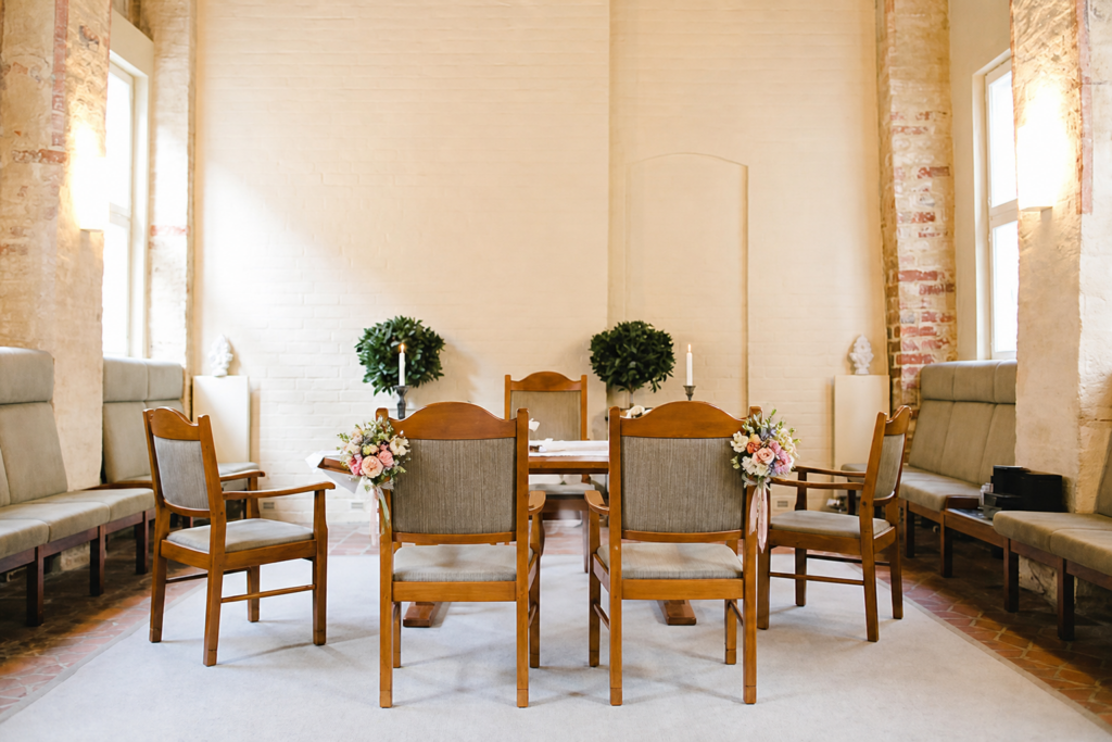 Innenansicht des Heinrich Heine Hauses als Trauort des Standesamts Lüneburg, stilvolle Kulisse für exklusive Hochzeitsplanung in Hamburg, Bremen, Hannover und Niedersachsen durch von Aspern Weddings.