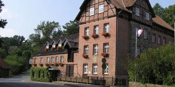 Wassermühle Heiligenthal als romantischer Ort für eine standesamtliche Trauung in der Nähe von Lüneburg, eingebettet in exklusive Hochzeitsplanung in Hamburg, Bremen, Hannover und Niedersachsen durch von Aspern Weddings.