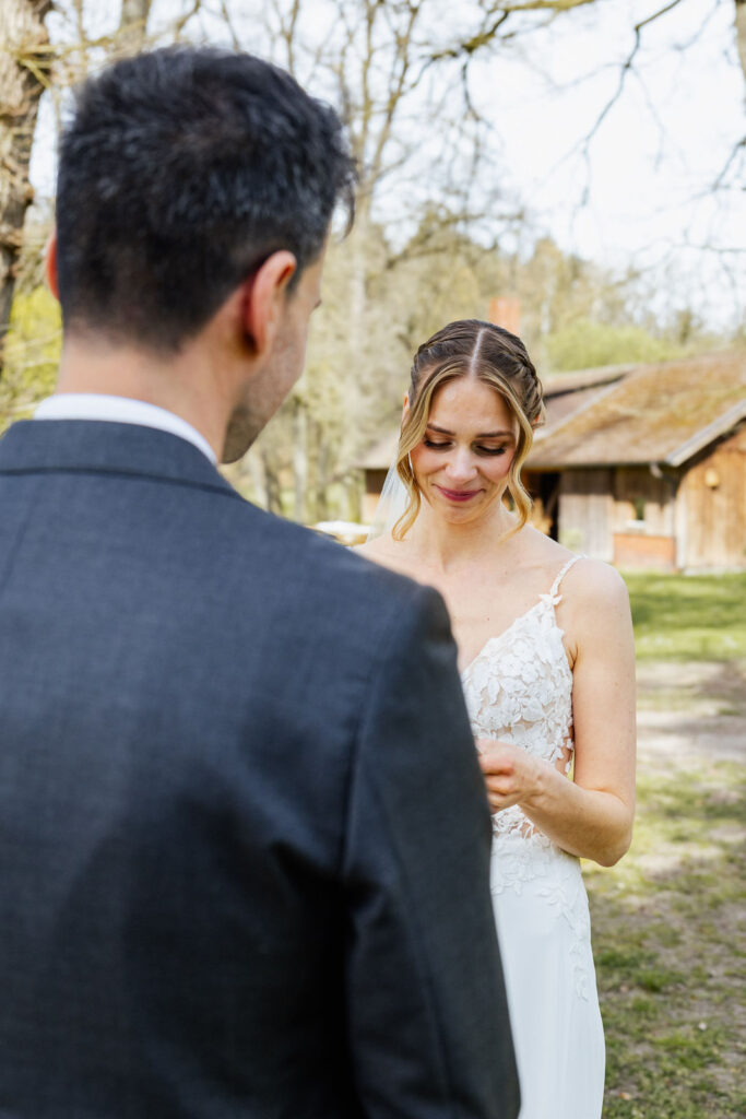 Bräutigam von hinten beim First Look im Hotel Gut Altona, während die Braut ihm ihr persönliches Eheversprechen vorliest. Emotionaler Moment vor der Trauung bei der Hochzeitsplanung in Hamburg, Bremen, Hannover und Niedersachsen mit Sophia von Aspern.