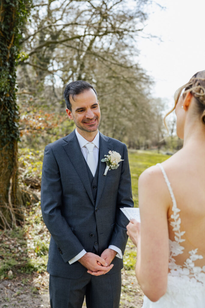 Braut von hinten beim First Look im Hotel Gut Altona, während sie ihr persönliches Eheversprechen von einem Zettel vorliest. Emotionaler Hochzeitstrend vor der Trauung bei der Hochzeitsplanung in Hamburg, Bremen, Hannover und Niedersachsen mit Sophia von Aspern.