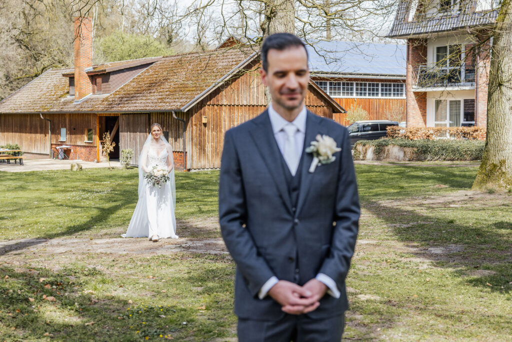 Brautpaar beim First Look im Hotel Gut Altona. Emotionaler Hochzeitstrend mit einem besonderen ersten Moment vor der Trauung bei der Hochzeitsplanung in Hamburg, Bremen, Hannover und Niedersachsen mit Sophia von Aspern.