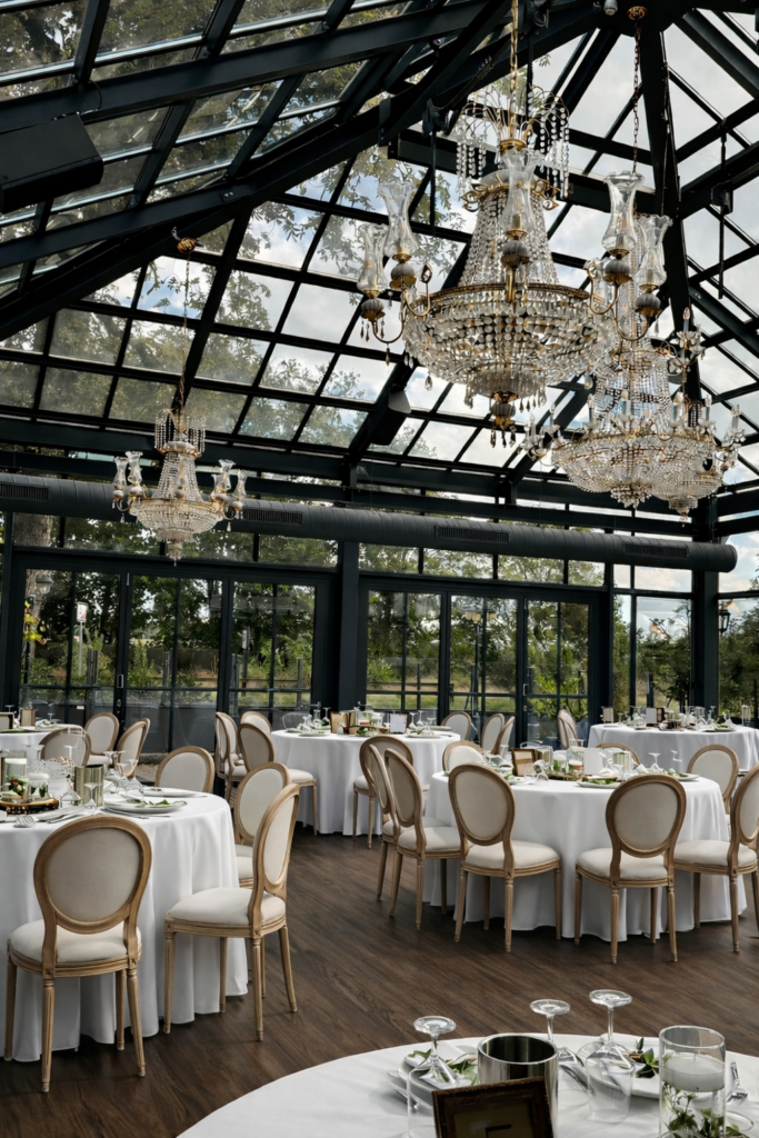 Elegantes Hochzeitssetting in der Glashütte Adendorf mit bodenlangen Tischdecken, floraler Dekoration und stilvollen Louis Chairs für eine exklusive Hochzeitsfeier. Hochzeitsplanung in Hamburg, Bremen, Hannover und Niedersachsen von Sophia von Aspern.