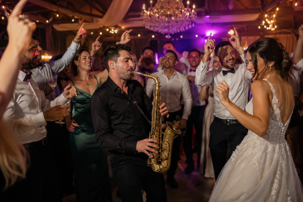 Saxophonist begeistert Brautpaar und Gäste mit einem energiegeladenen Live Act auf der Hochzeitsparty. Exklusive Unterhaltung und besondere Stimmung als Highlight moderner Hochzeiten, geplant von Aspern Weddings in Hamburg, Bremen, Hannover und Niedersachsen.