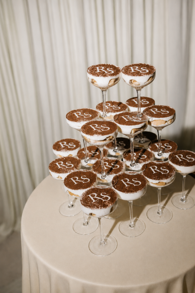 Moderner Tiramisu Tower als Hochzeitstrend bei einer exklusiven Hochzeit. Stilvoll angerichtete Dessertgläser als Alternative zur klassischen Hochzeitstorte und eleganter Sweet Table als Inspiration für exklusive Hochzeitsplanung von Aspern Weddings in Hamburg, Bremen, Hannover und Niedersachsen.