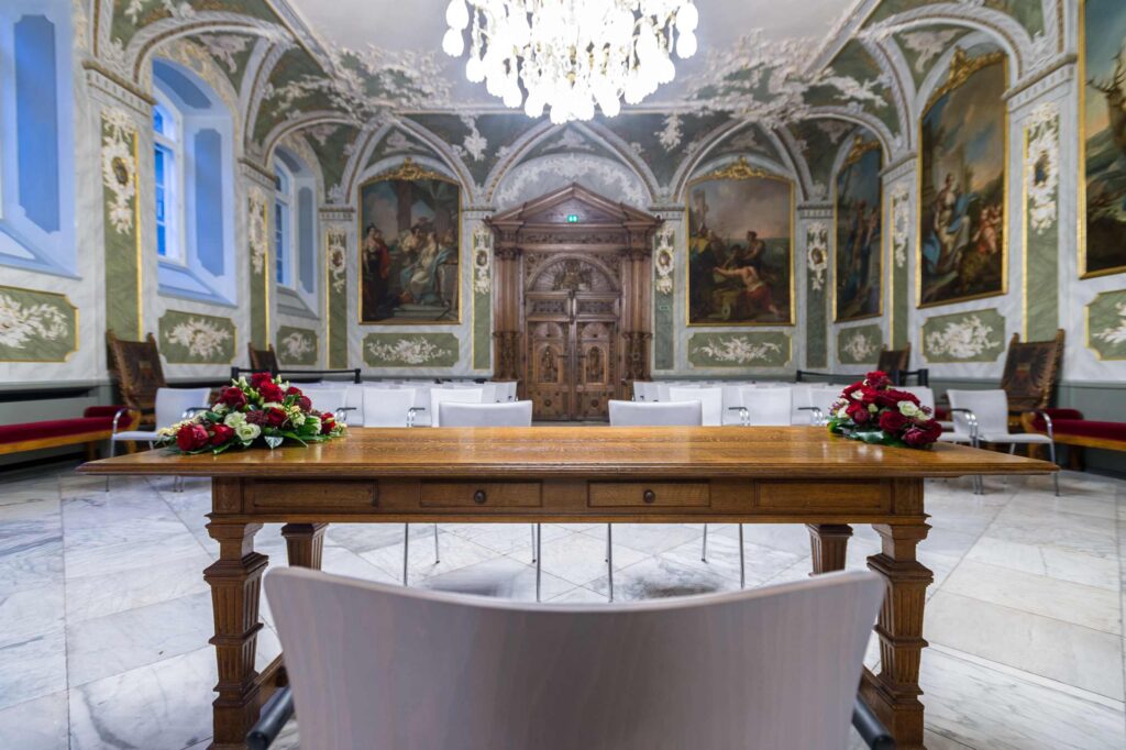 Blick vom Platz des Standesbeamten in den Audienzsaal des Rathauses Lübeck. Der historische Trausaal des Standesamts Lübeck bietet Platz für standesamtliche Trauungen mit bis zu 100 Gästen. Hochzeitsplanung von Sophia von Aspern, von Aspern Weddings, für Hochzeiten in Lübeck, Hamburg, Bremen und Niedersachsen.