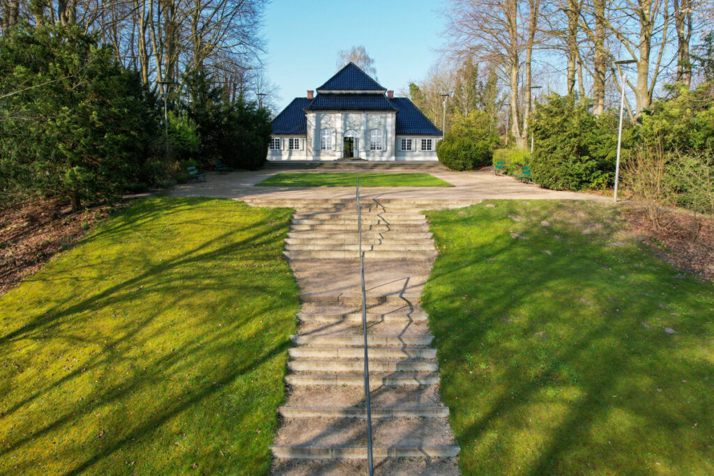 Außenansicht des Jagdschlösschens am Ukleisee. Die historische Hochzeitslocation begeistert mit ihrer eleganten Architektur und einem stilvollen Ambiente für exklusive Hochzeiten. Hochzeitsplanung von Sophia von Aspern, von Aspern Weddings, für Hochzeiten in Hamburg, Bremen, Hannover und Niedersachsen.