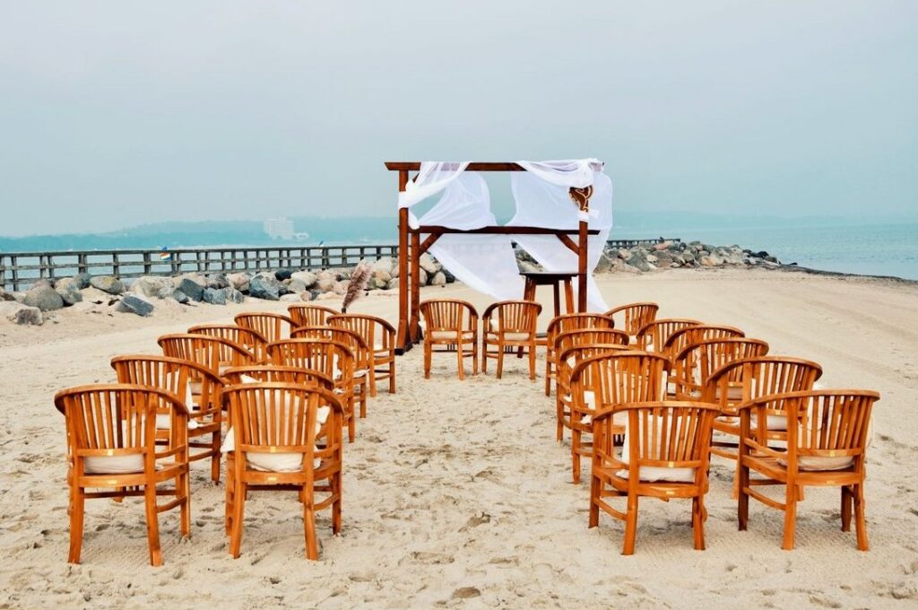 Traulocation am Niendorfer Freistrand in Timmendorfer Strand nahe Lübeck. Der Strandabschnitt dient als standesamtlicher Trauort direkt an der Ostsee und bietet eine einzigartige Kulisse für eine Hochzeit mit Meerblick.