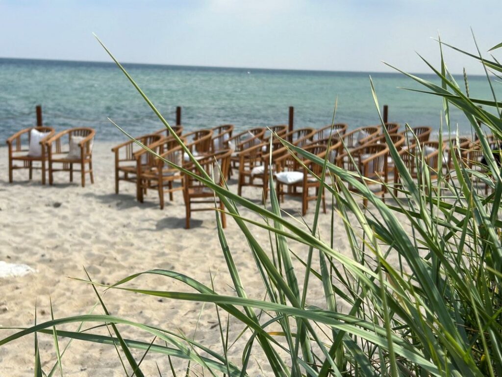 Standesamtliche Trauung am Niendorfer Freistrand in Timmendorfer Strand nahe Lübeck. Der Trauort direkt am Ostseestrand bietet eine romantische Kulisse für eine Hochzeit mit Meerblick und maritimem Ambiente.