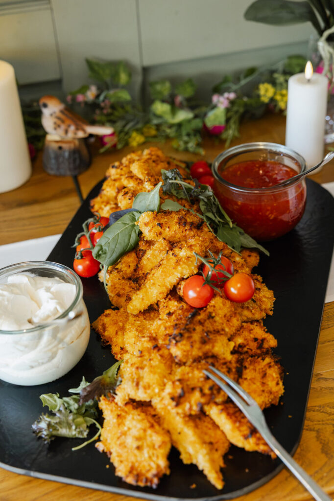 Hochwertig angerichtete Fleischgerichte auf dem Hochzeitsbuffet im Rittergut Remeringhausen. Das stilvolle Catering ergänzt die exklusive Hochzeitslocation nahe Hannover in Niedersachsen. Hochzeitsplanung von Sophia von Aspern, von Aspern Weddings, in Hamburg, Hannover, Bremen und Niedersachsen.