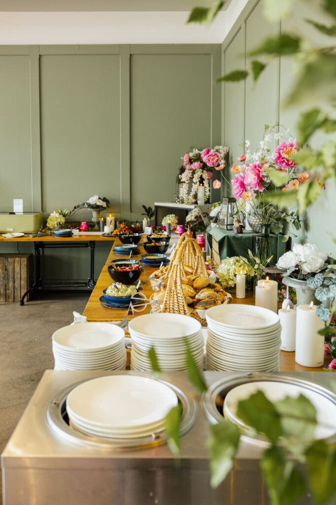 Elegant gestaltete Buffetlandschaft im Rittergut Remeringhausen mit einer vielfältigen Auswahl an Speisen. Die hochwertige Präsentation unterstreicht das exklusive Ambiente der Hochzeitslocation nahe Hannover in Niedersachsen. Hochzeitsplanung von Sophia von Aspern, von Aspern Weddings, in Hamburg, Hannover, Bremen und Niedersachsen.