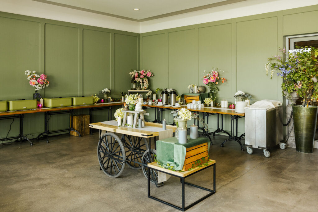 Stilvoll aufgebautes Buffet im Rittergut Remeringhausen mit hochwertiger Präsentation der Speisen. Die liebevoll gestaltete Buffetlandschaft ergänzt das exklusive Ambiente der Hochzeitslocation nahe Hannover. Hochzeitsplanung von Sophia von Aspern, von Aspern Weddings, in Hamburg, Hannover, Bremen und Niedersachsen. Foto: Sarah Prahm.
