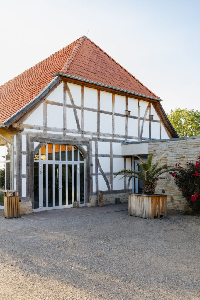 Der Gartensaal des Ritterguts Remeringhausen nahe Hannover von außen. Die elegante Hochzeitslocation in Niedersachsen bietet einen stilvollen Rahmen für exklusive Hochzeiten. Hochzeitsplanung von Sophia von Aspern, von Aspern Weddings, in Hamburg, Hannover, Bremen und Niedersachsen.