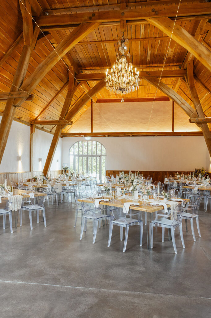 Festlich dekorierter Gartensaal im Rittergut Remeringhausen mit stilvoll eingedeckten Tischen und hochwertiger Hochzeitsdekoration. Die Hochzeitslocation nahe Hannover eignet sich für exklusive Feiern in Niedersachsen. Hochzeitsplanung von Sophia von Aspern, von Aspern Weddings, in Hamburg, Hannover, Bremen und Niedersachsen.