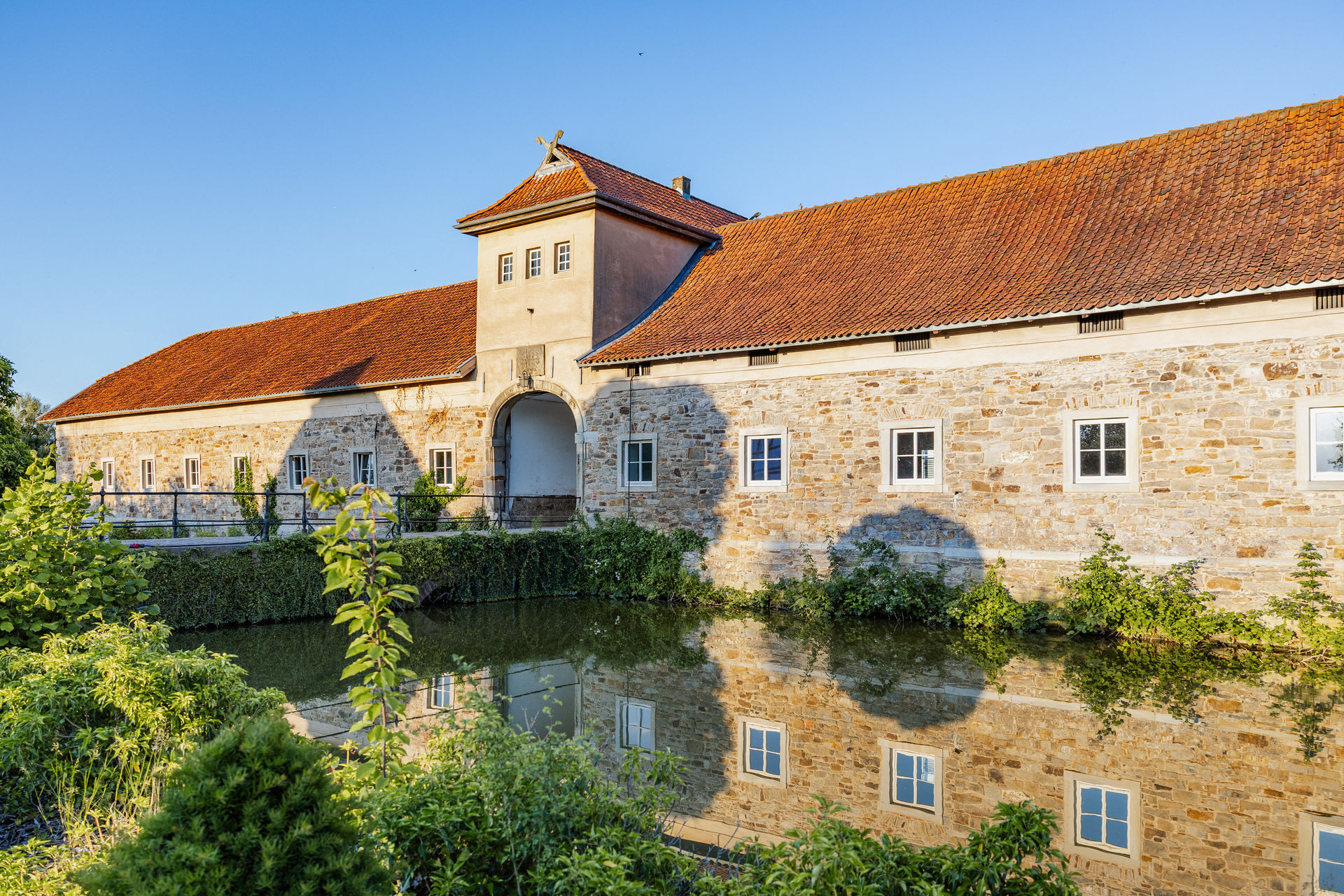 Außenansicht des Ritterguts Remeringhausen als exklusive Hochzeitslocation nahe Hannover in Niedersachsen. Das historische Anwesen mit seinem gepflegten Innenhof bietet den perfekten Rahmen für stilvolle Hochzeiten. Hochzeitsplanung von Sophia von Aspern, von Aspern Weddings, für Hochzeiten in Hamburg, Hannover, Bremen und Niedersachsen. Foto: Sarah Prahm.