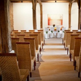 Der historische Pferdestall im Rittergut Remeringhausen als besondere Event und Hochzeitslocation nahe Hannover in Niedersachsen. Das rustikal elegante Ambiente bietet vielseitige Möglichkeiten für exklusive Hochzeiten. Hochzeitsplanung von Sophia von Aspern, von Aspern Weddings, in Hamburg, Hannover, Bremen und Niedersachsen.