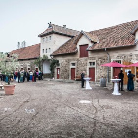 Außenansicht des Torhauses im Rittergut Remeringhausen nahe Hannover. Die historische Hochzeitslocation in Niedersachsen bietet ein stilvolles Ambiente für exklusive Hochzeiten. Hochzeitsplanung von Sophia von Aspern, von Aspern Weddings, in Hamburg, Hannover, Bremen und Niedersachsen.