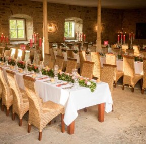Festlich dekorierter Innenraum des Torhauses im Rittergut Remeringhausen mit eleganter Hochzeitsdekoration und stilvoll eingedeckten Tischen. Die Hochzeitslocation nahe Hannover eignet sich für exklusive Feiern in Niedersachsen. Hochzeitsplanung von Sophia von Aspern, von Aspern Weddings, in Hamburg, Hannover, Bremen und Niedersachsen.
