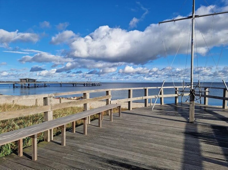Trauort „Schiff ohne Seegang“ in den Dünen von Scharbeutz nahe Lübeck. Die standesamtliche Trauung findet auf einer schiffsförmigen Steganlage mit Blick auf die Ostsee inmitten der Dünen statt.