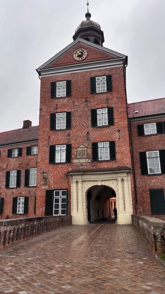 Außenansicht des Schlosses Eutin. Das historische Schloss in Schleswig Holstein zählt zu den schönsten Hochzeitslocations der Region und bietet ein elegantes Ambiente für exklusive Hochzeiten. Hochzeitsplanung von Sophia von Aspern, von Aspern Weddings, für Hochzeiten in Lübeck, Hamburg, Bremen und Niedersachsen.