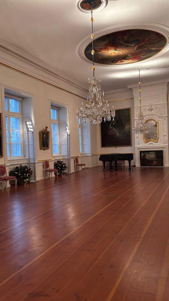 Historischer Rittersaal im Schloss Eutin mit imposanten Kronleuchtern und eleganter Architektur. Der festliche Saal bietet eine beeindruckende Kulisse für Hochzeiten und Trauungen. Hochzeitsplanung von Sophia von Aspern, von Aspern Weddings, für Hochzeiten in Lübeck, Hamburg, Bremen und Niedersachsen.