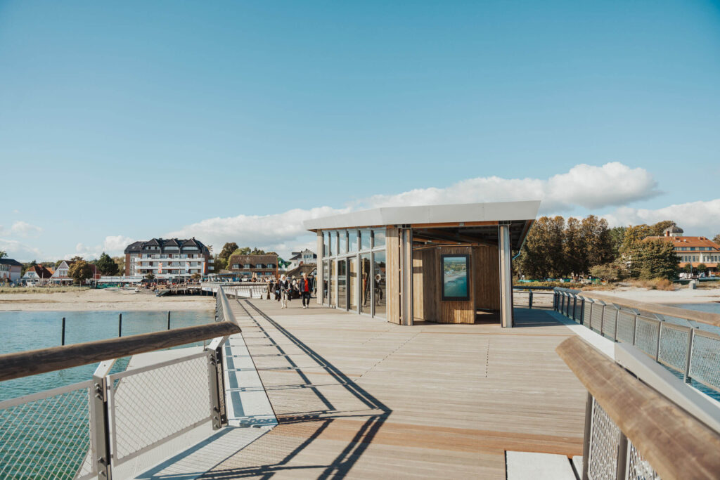 Detailaufnahme des Schutzhauses auf der Seebrücke Haffkrug nahe Lübeck. Das moderne Gebäude dient als außergewöhnlicher Ort für standesamtliche Trauungen mit Blick auf die Ostsee.