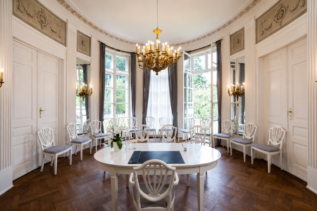 Historischer Trausaal der Lindeschen Villa, dem Standesamt Lübeck. Der elegante Raum mit klassischer Architektur bietet eine stilvolle Kulisse für standesamtliche Trauungen. Hochzeitsplanung von Sophia von Aspern, von Aspern Weddings, für Hochzeiten in Hamburg, Niedersachsen, Bremen und Lübeck.
