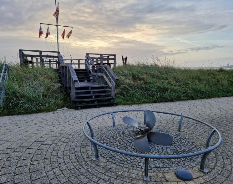 Standesamtliche Trauung am Strand in den Dünen von Scharbeutz nahe Lübeck. Der außergewöhnliche Trauort direkt an der Ostsee verbindet Sand, Dünen und Meer zu einer romantischen Kulisse für die Eheschließung.