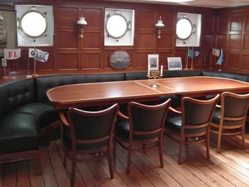 Historischer Trauraum unter Deck der Viermastbark Passat in Travemünde. Die außergewöhnliche Hochzeitslocation bietet die Möglichkeit für standesamtliche Trauungen in maritimer Atmosphäre. Hochzeitsplanung von Sophia von Aspern, von Aspern Weddings, für Hochzeiten in Lübeck, Hamburg, Bremen und Niedersachsen.